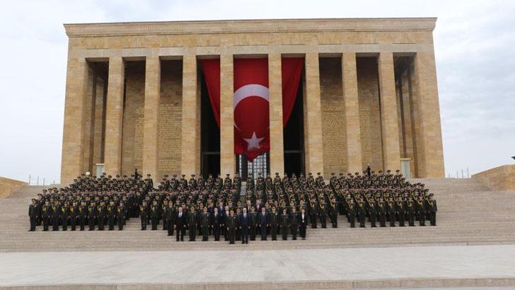 Kara Harp Okulu öğrencileri, Anıtkabir'i ziyaret etti