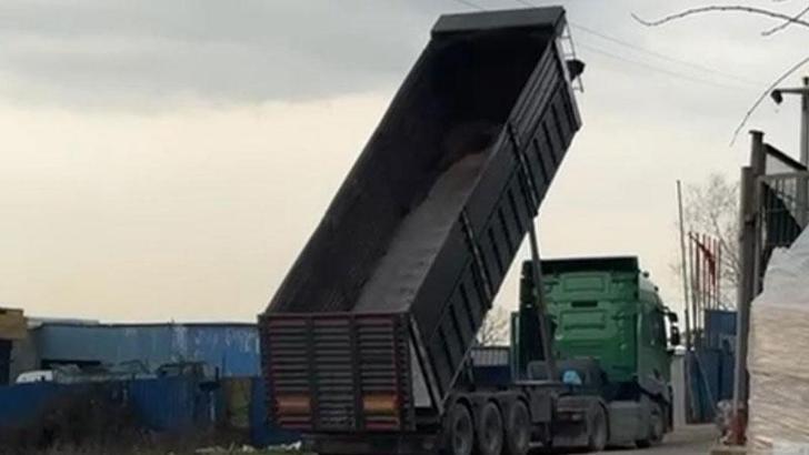 TIR'ın damperi yüksek gerilim hattına temas edince sürücü akıma kapıldı