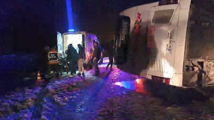 Bingöl'de yolcu otobüsü devrildi:21 yaralı