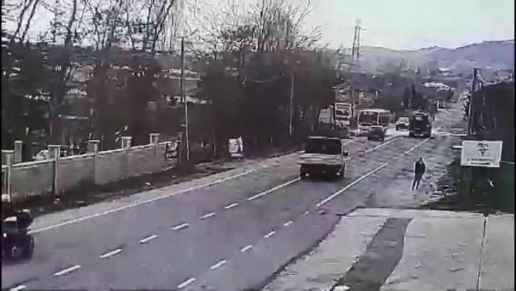 İstanbul - Çatalca’da karşı şeride geçip otobüse çarptı: Kaza anı kamerada