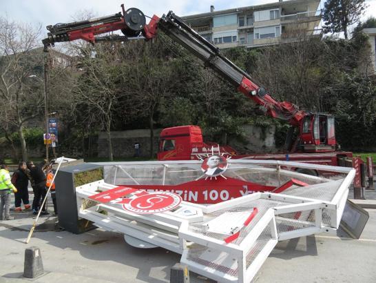 İstanbul - Üsküdar'da vinç demir platformu devirdi, sahil yolu trafiğe kapandı