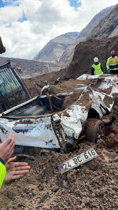 Erzincan'da, 9 kişinin toprak altında kaldığı liç alanında kamyonet bulundu