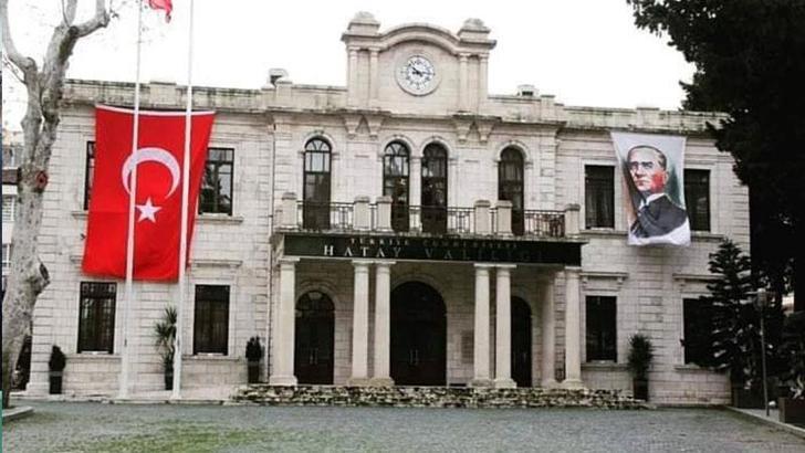 Depremde hasar gören tarihi Hatay Valiliği binasının yıkımı gerçekleşti