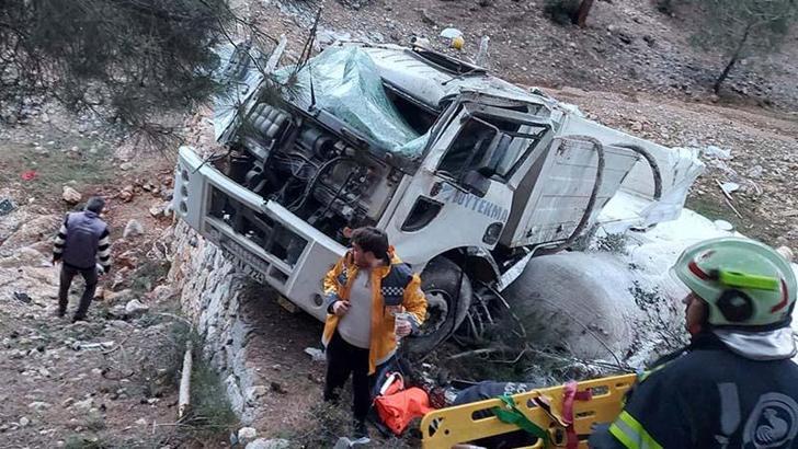 Denizli'de boya yüklü kamyon şarampole devrildi: 1 ölü, 1 yaralı