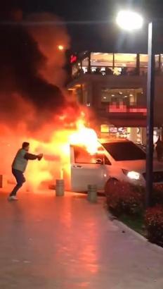 Anadolu Birliği Partisi Bursa Büyükşehir adayının seçim minibüsü yandı; o anlar kamerada