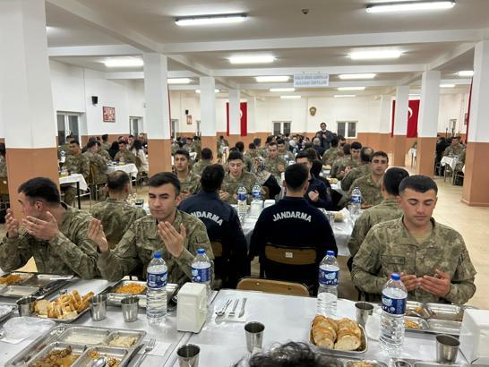 Şereflikoçhisar'da askerler, şehit aileleri ve gazilerle iftar