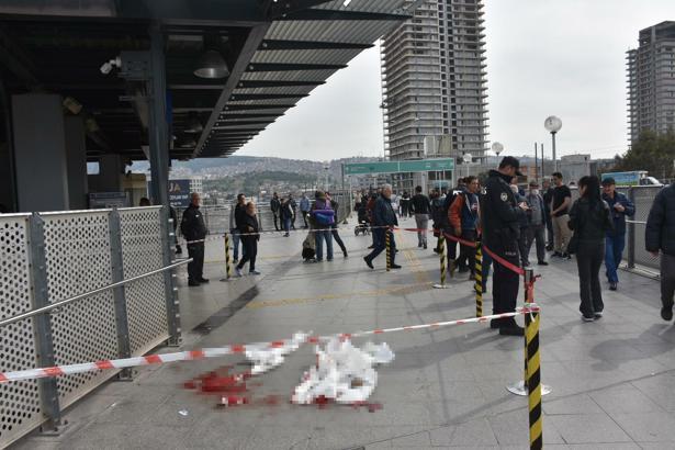 İzmir'de aktarma merkezi önünde silahlı saldırı; 1 ölü, 2 yaralı