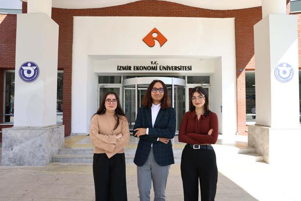 İEÜ öğrencileri üç ödülle İzmir'e döndü