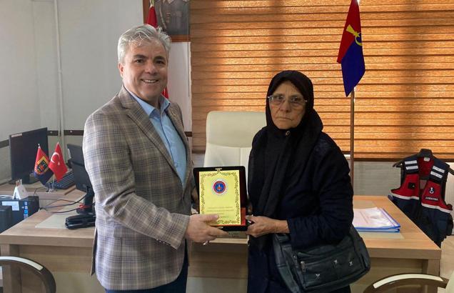 Ev ve arsasını jandarmaya bağışladı