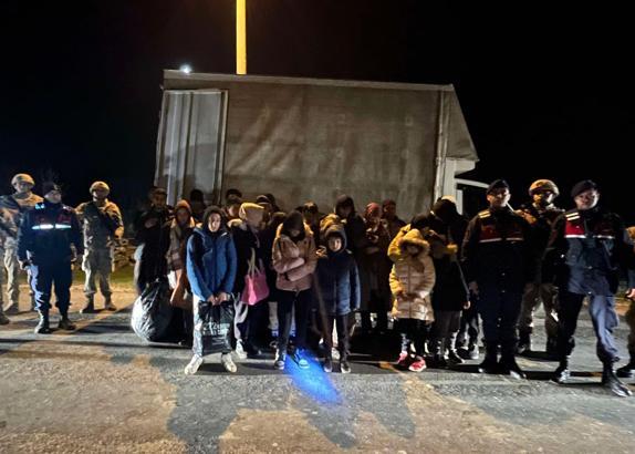 Edirne’de, kamyonette 29 kaçak göçmen yakalandı