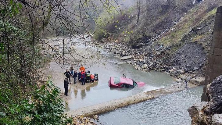 Dereye devrilen otomobilde sıkışan sürücüyü boğulmaktan AFAD ekipleri kurtardı