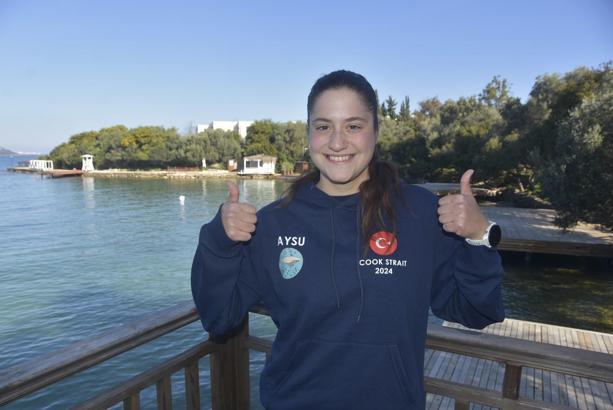 Yüzücü Aysu Türkoğlu, Cook Boğazı geçişini tamamladı