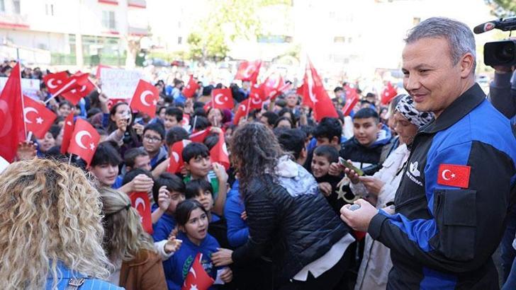 Alper Gezeravcı, Silifke'de hemşehrileri ile buluşup, öğrencilerle sohbet etti