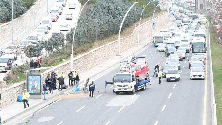 Ankara'da minibüs, belediye otobüsüne çarptı: 1 ölü, 1 yaralı