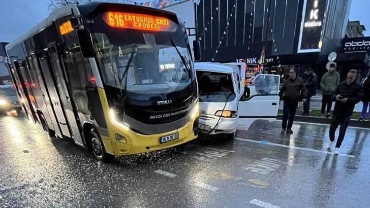 Bursa'da ana yola kontrolsüz çıkan minibüs, özel halk otobüsü ve motosiklete çarptı: 3 yaralı
