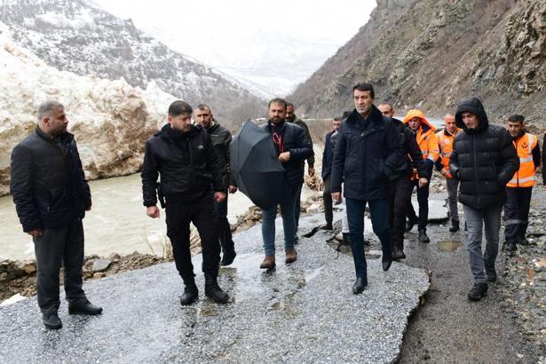 Yolu kapanan mahallede öğrencilerin kar çilesi (2)