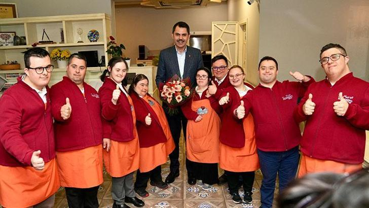 AK Parti İBB Başkan Adayı Kurum ‘Tebessüm Kahvesi’ni ziyaret etti