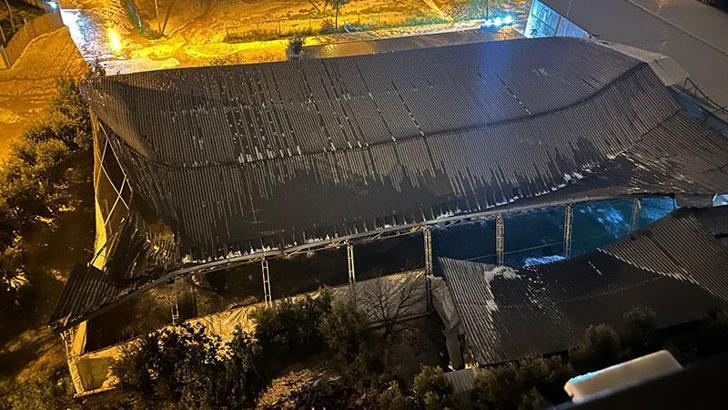 Kozan'da dolu; halı sahanın çatısı çöktü