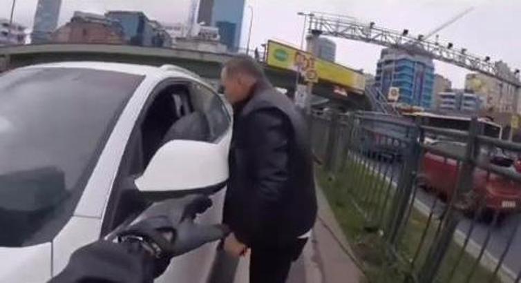 İstanbul-Şişli'de korna çaldın tartışması kask kamerasına yansıdı