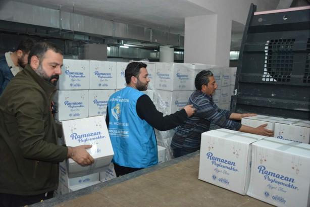 Yenişehir Belediyesi'nin gıda kolisi desteği ramazan ayında devam ediyor