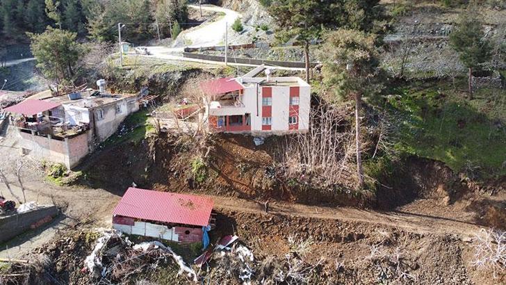 Sağanak nedeniyle temeli kayan 2 katlı ev tahliye edildi