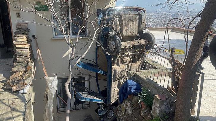 Bina ile istinat duvarı arasına düşen otomobilin sürücüsü kurtarılamadı
