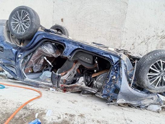 Şarampole yuvarlanan otomobildeki sürücüyü itfaiye kurtardı