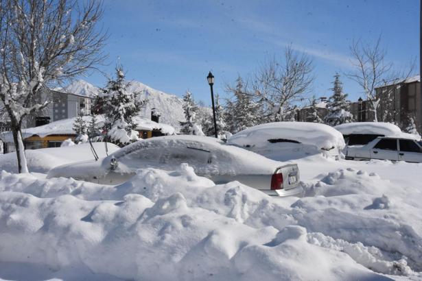 Bitlis kent merkezinde kar kalınlığı 64 santim, yükseklerde 1 metreyi geçti