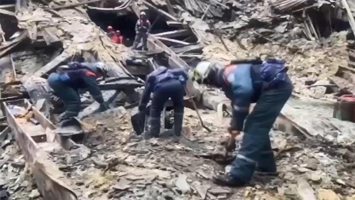 Crocus Belediye Binası’nda enkaz kaldırma çalışmaları devam ediyor