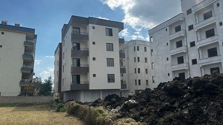 4 katlı yeni bina yan yatmaya başladı