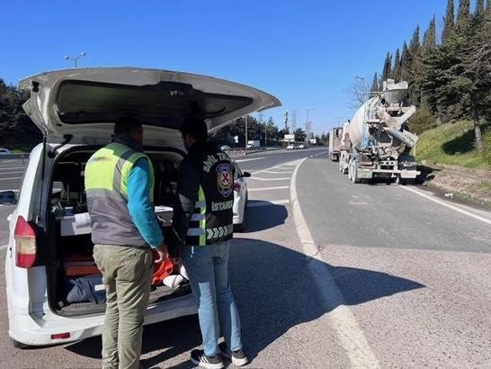 İstanbul- İstanbul'da yola beton dökerek ilerleyen 2 beton mikseri şoförüne toplam 8 bin lira ceza