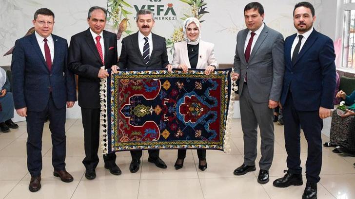 Bakan Göktaş, atölyede kadınlarla birlikte halı dokudu