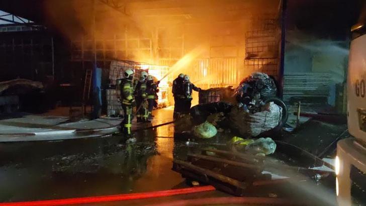 Geri dönüşüm deposunda çıkan yangın, 5 işyerine sıçradı: 1 ölü