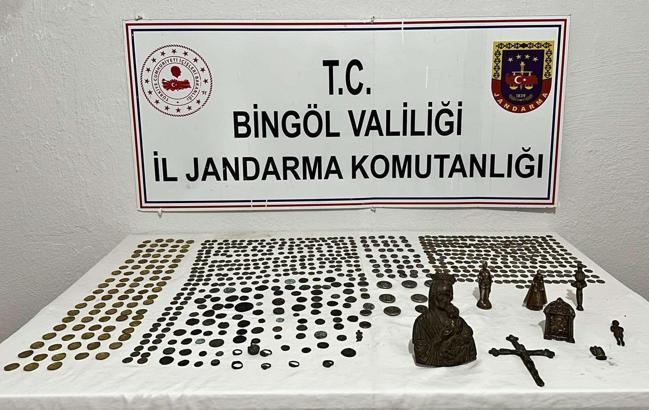 Bingöl’de tarihi eser kaçakçılığı operasyonunda 733 obje ele geçirildi; 2 gözaltı