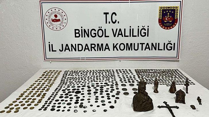 Bingöl’de tarihi eser kaçakçılığı operasyonunda 733 obje ele geçirildi; 2 gözaltı