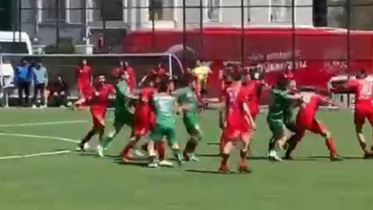 Futbol turnuvasında oyuncuların tekme tokat kavgası