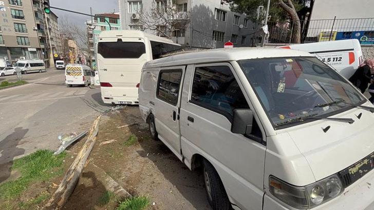 Freni boşalan servis otobüsü, minibüs ile binanın önündeki korkuluklara çarptı