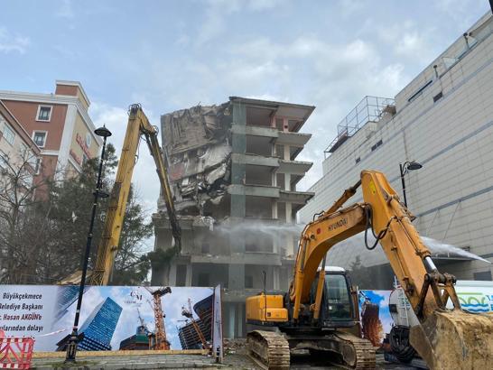 Büyükçekmece’de depreme dayanıksız 8 katlı bina yıkıldı