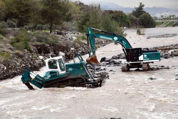 Osmaniye’de, selden etkilenen yolda ve dere yatağında çalışma başlatıldı