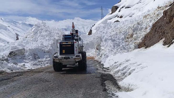 Yüksekova-Dağlıca kara yoluna çığ düştü