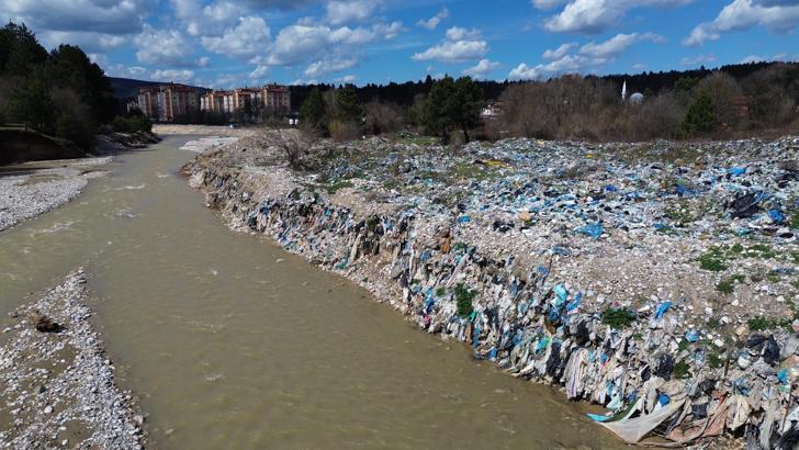 Eski çöplük çaya karıştı