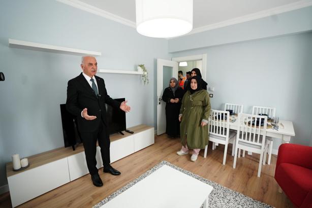 Ümraniye'de yapımı süren Hekimbaşı Kentsel Dönüşüm Projesi'ndeki örnek daireler tanıtıldı