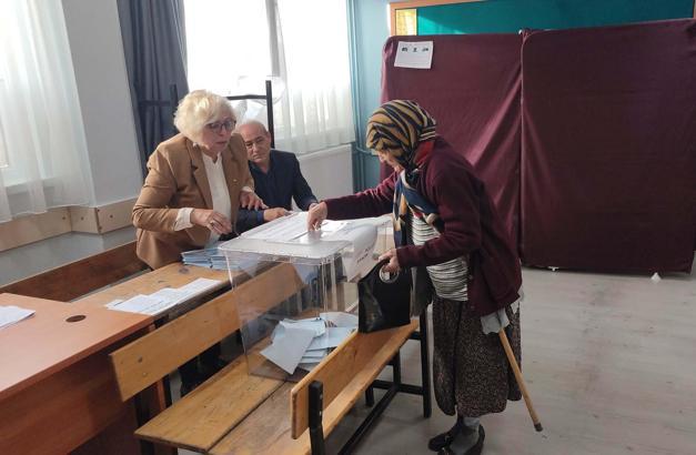 Muğla'da oy vermeye bastonlarıyla geldiler