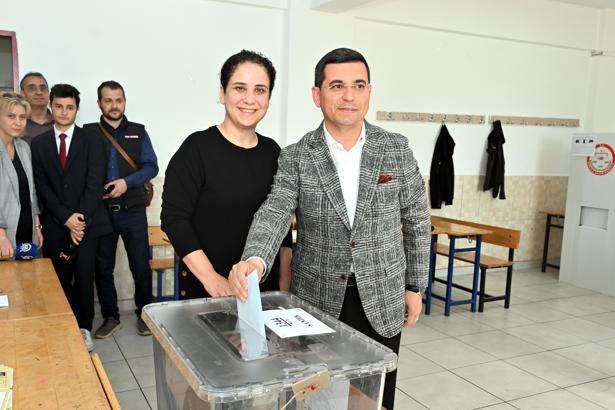 Ak Parti Antalya Büyükşehir Belediye Başkan Adayı Tütüncü, oyunu kullandı