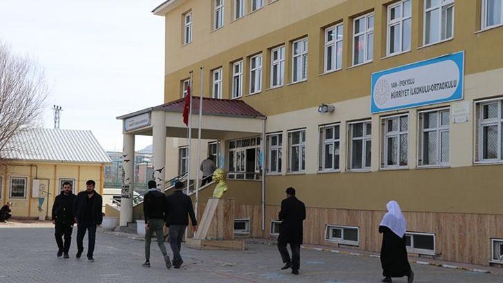 DEM Parti'nin Van büyükşehir adayları oylarını kullandı