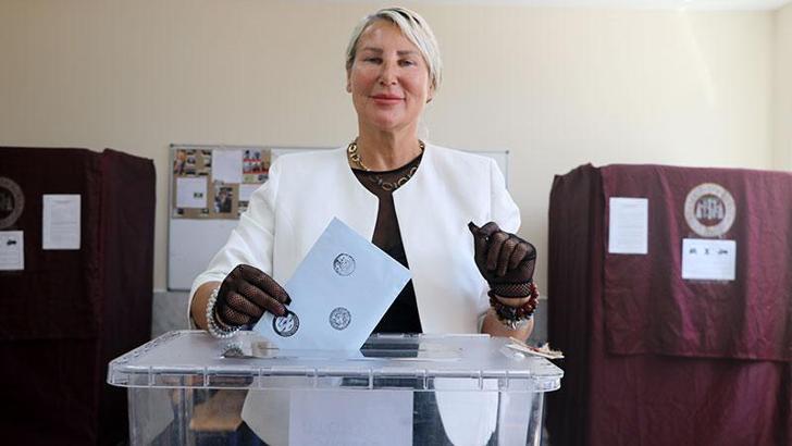 Antalya'da yerleşik yabancılar oy kullandı