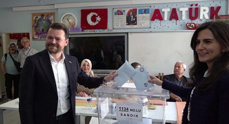 İyi Parti Çanakkale Belidiye Başkan Adayı Burak Kunt oyunu kullandı