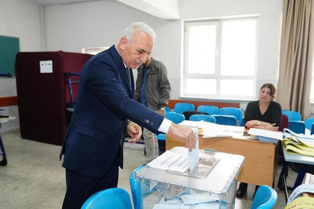 Ümraniye'de AK Partili İsmet Yıldırım başkan seçildi