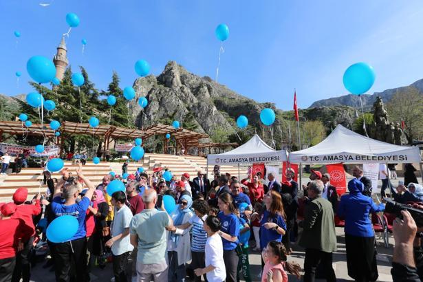 Mavi balonlar otizm farkındalığı için havalandı