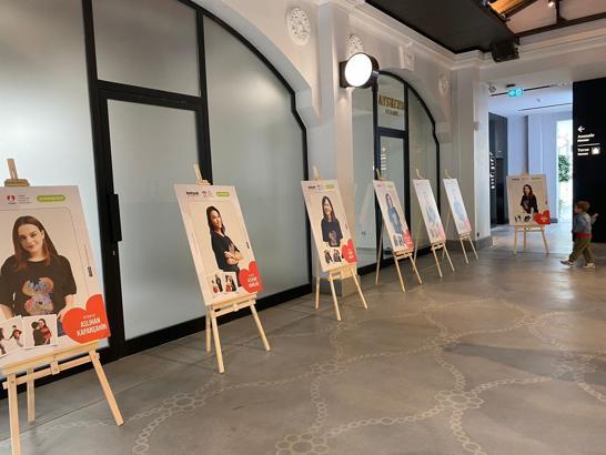 Otizmli bireylerden fotoğraf sergisi: Ünlü isimler objektif karşısına geçti